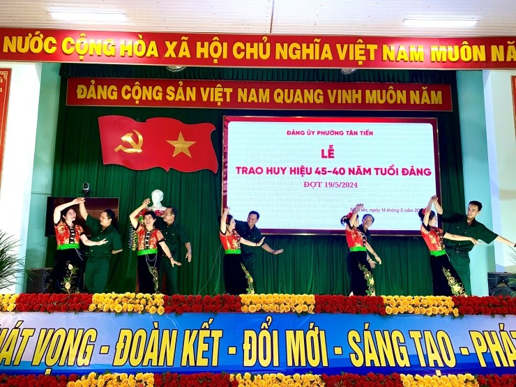 3.6. TRAO HUY HIEU DANG 19.5